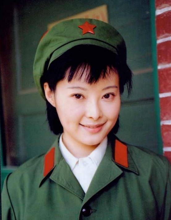 50岁袁立去现身婚礼吃席,变国字脸朴素似大妈,年轻时情路坎坷_徐威_小