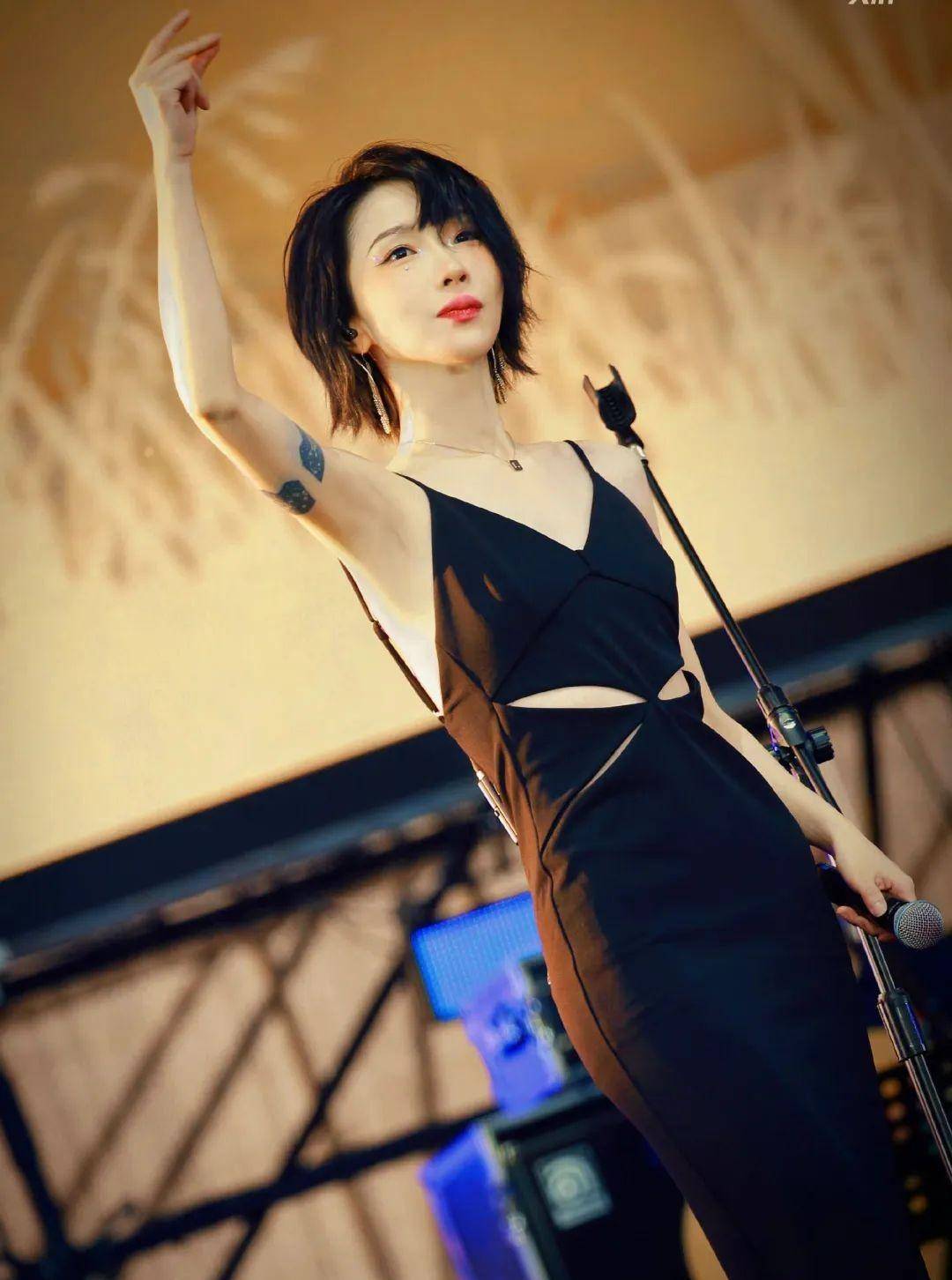 刘恋美出圈,穿吊带长裙放飞自我,网友:这不是品如吗?_节目_魅力_身姿