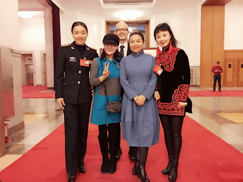 原创张也下乡商演,看体型水桶身材腰尺有2米5,一脸富贵相不像歌唱家