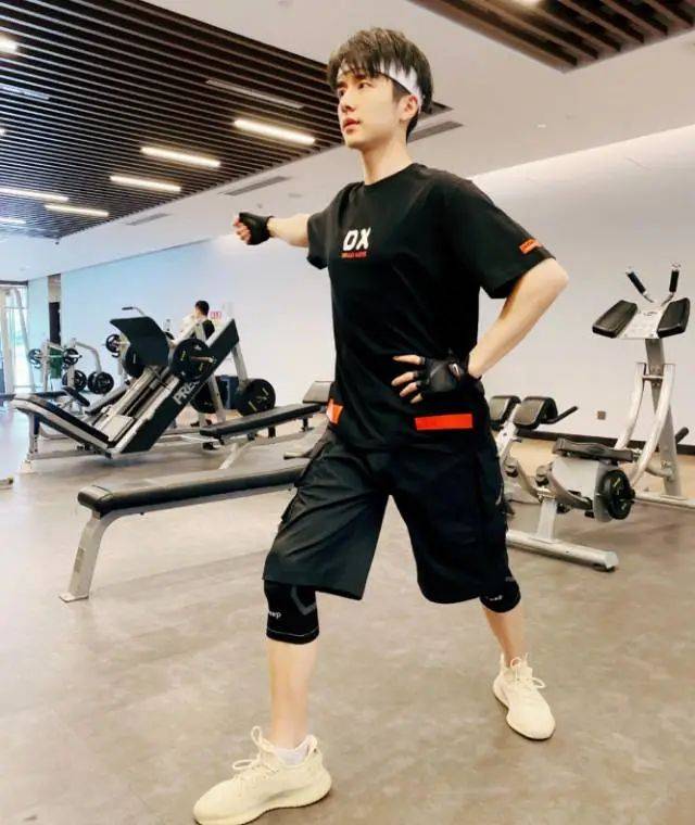 阳光少年张新成,把运动装穿出了时尚感,随便又迷人_黑色_衣服_感觉