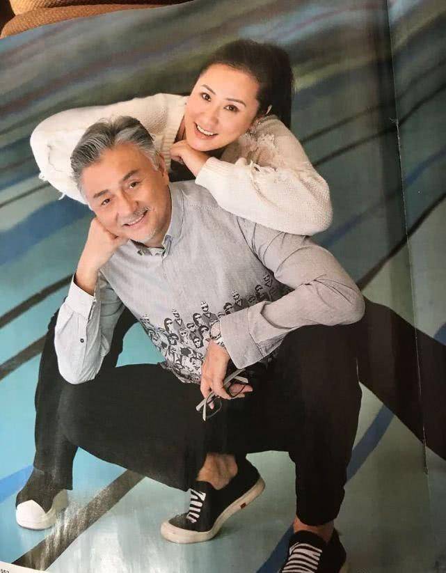 老婆比他小5岁,如今结婚23年,老婆还美如少女,而他满头白发_吴岱融