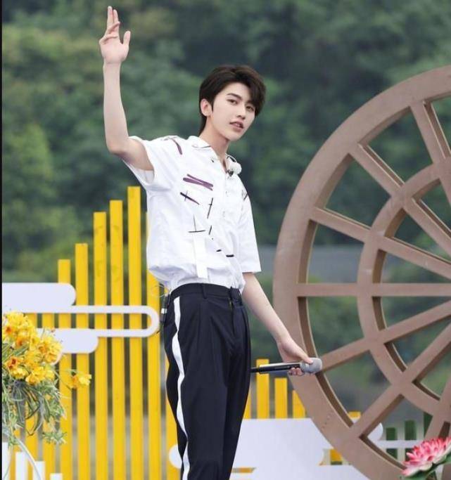 蔡徐坤原来也挺"损",在线吐槽经纪人毫不客气,粉丝:太好笑了_因为