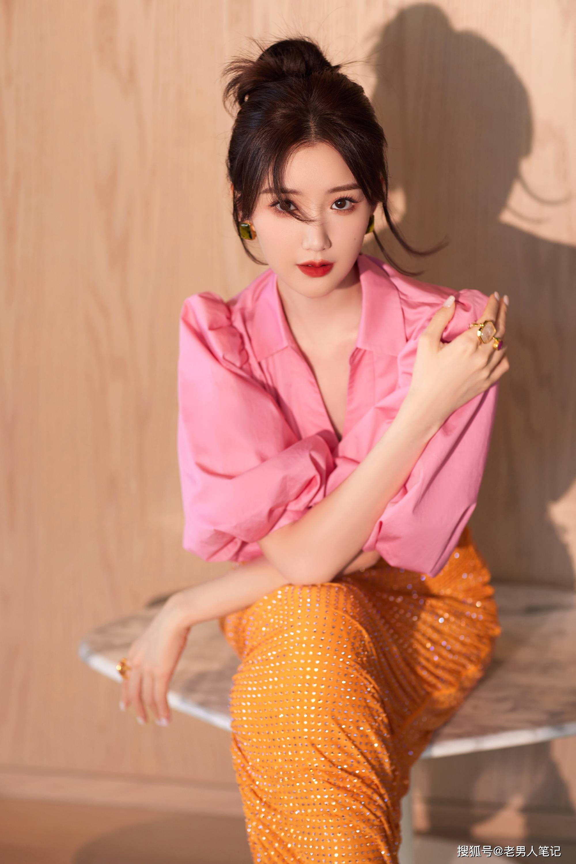 毛晓彤初夏写真图集,桃红色衬衫搭配橙色裙子,可盐可甜酷飒柔美_姐姐