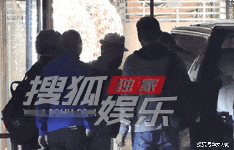 京圈大佬聚餐！冯小刚刘震云韩三平等人推杯问盏，张国立走路不稳-冯小刚京圈大佬饭局是谁