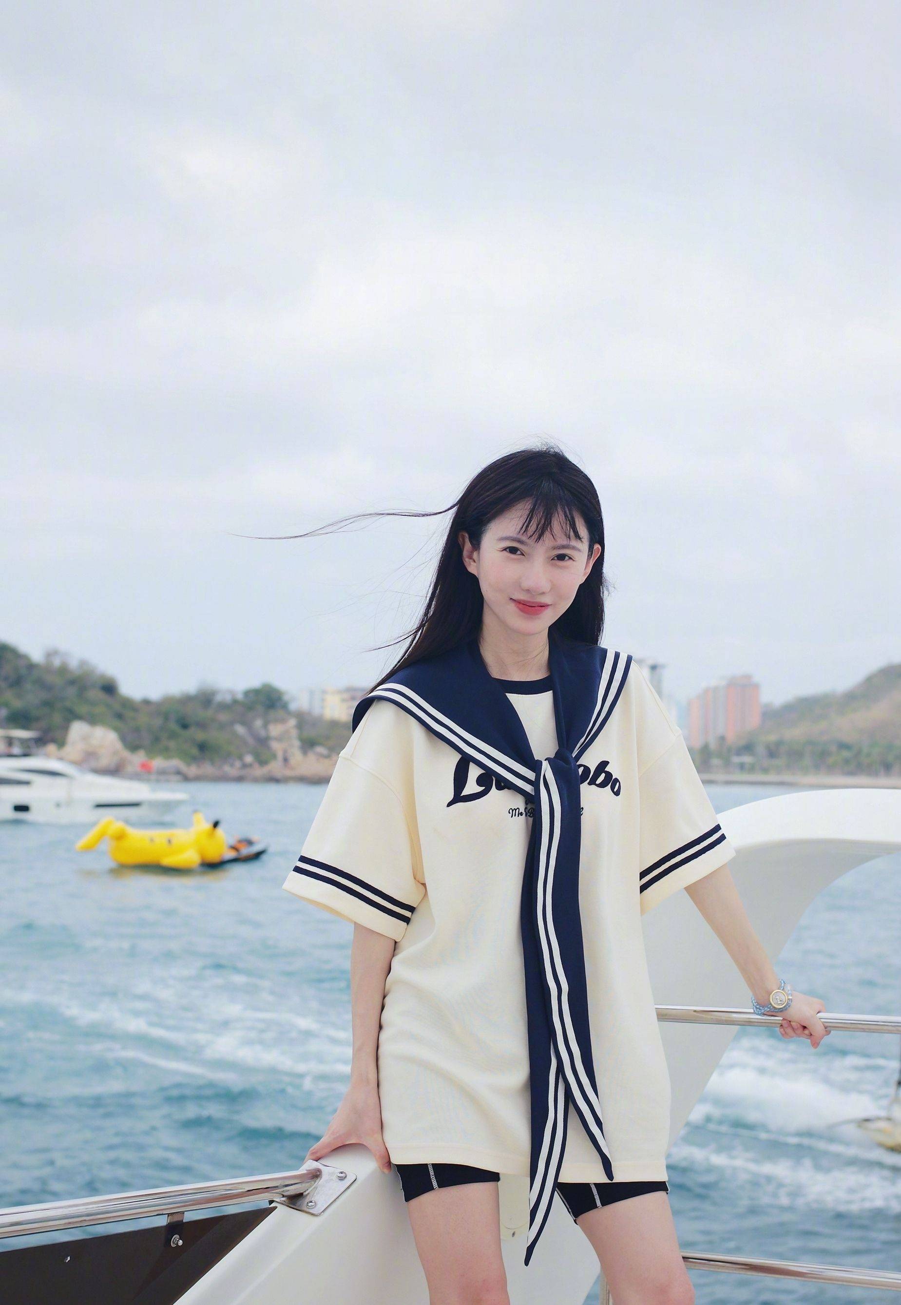 刘萌萌白色运动装海边优雅写真_气质_身材_长相