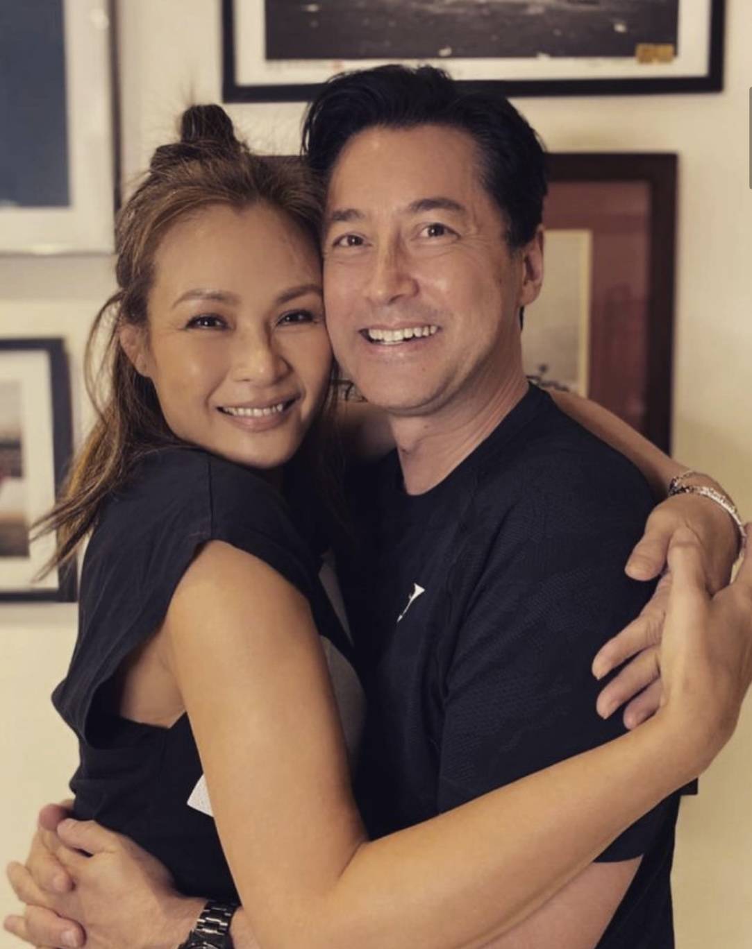 王敏德携妻庆祝结婚31年,两人与狗庆祝很低调,仨子女已移居美国