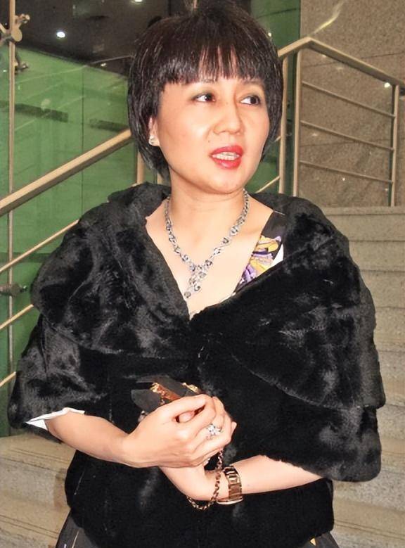 为给利智点颜色瞧瞧她立刻联系有着黑帮背景的二太蓝琼缨对其下发了惨