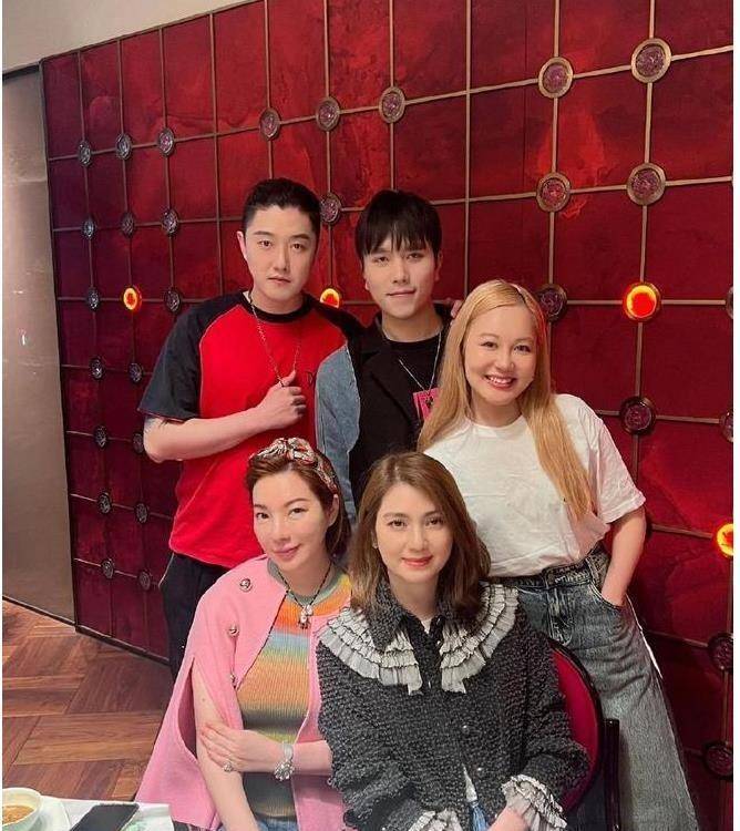 洪欣眼睛里闪着光,官宣离婚后首露面,带儿子与友人聚会_张丹峰_网友