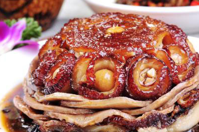 家常梅菜扣肉的做法，其颜色酱红油亮，汤汁黏稠无比鲜美-梅菜扣肉的做法简单