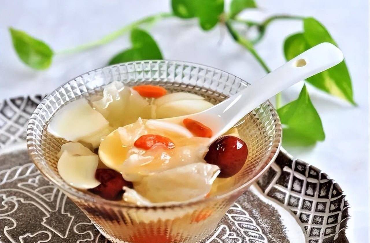 看世界杯给熬夜的自己和集美来一碗养生银耳雪梨百合汤_看球赛_身体