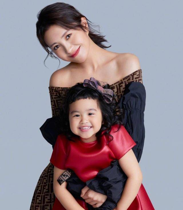 包贝尔携全家拜年,女儿包饺子俏皮耍帅有喜剧天分,越长越像爸爸_包文