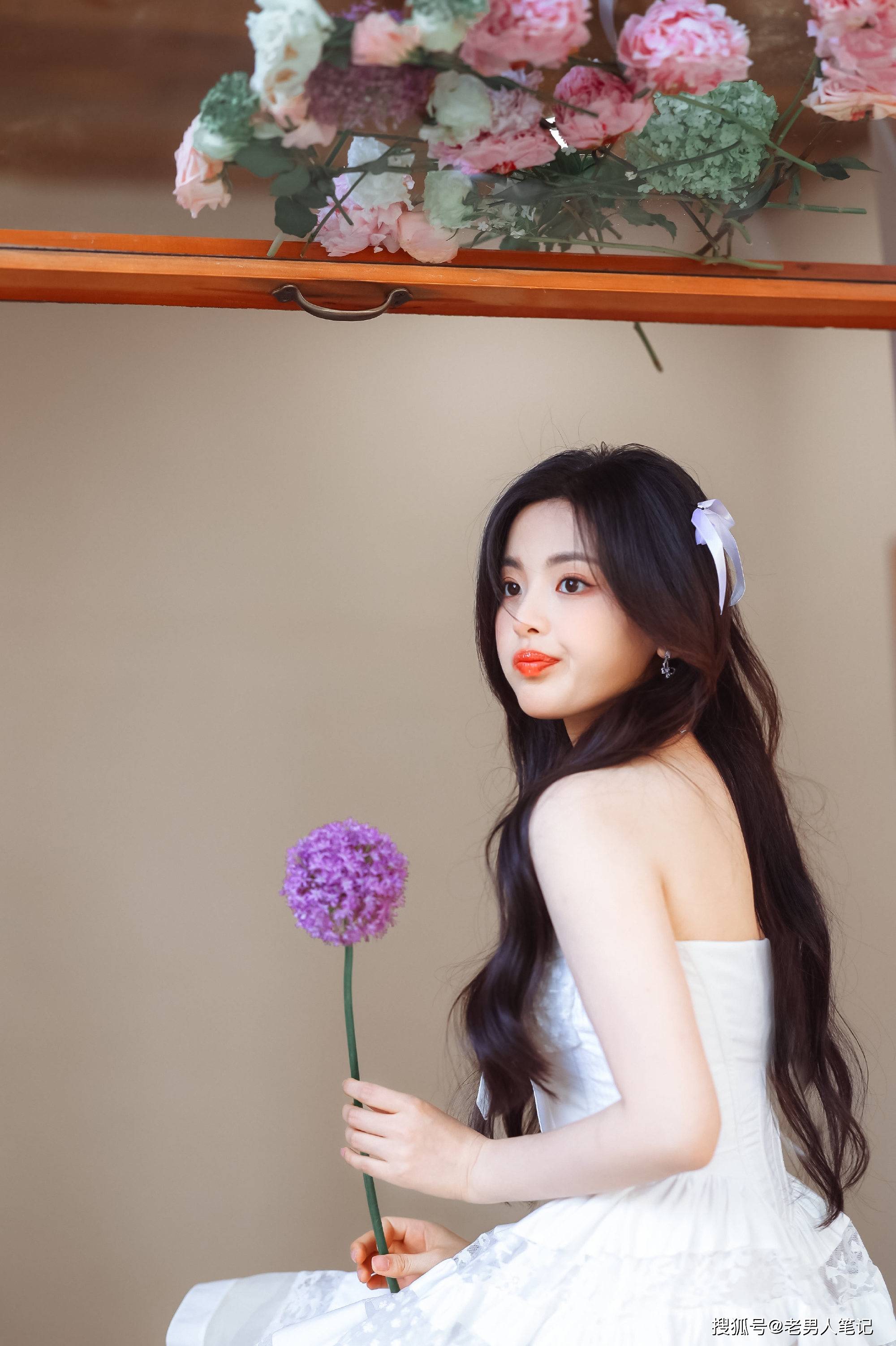 杨超越鲜花大片,一袭白色抹胸长裙,诠译初夏少女的浪漫格调_姐姐_气质