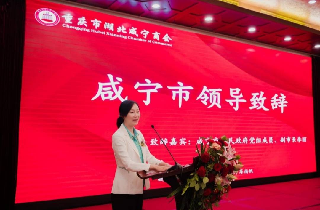 副市长李丽(前排中)与咸宁商会秘书长(前排左)加上微信,便于听取商会