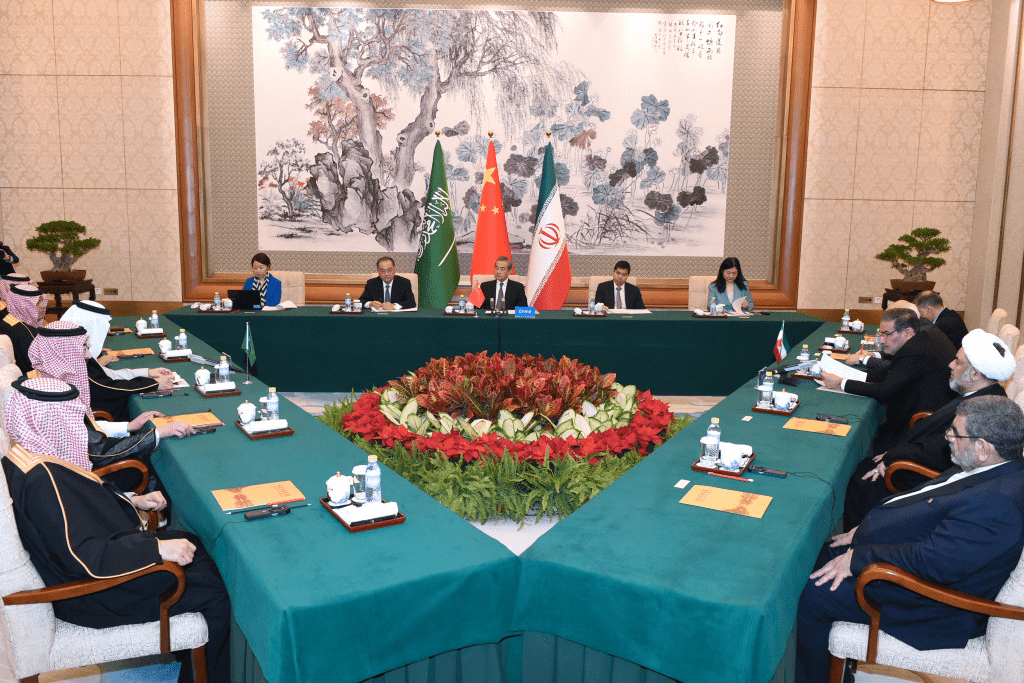 学大陆促和,西方某国像训话,台媒摆4张照片夸:大陆