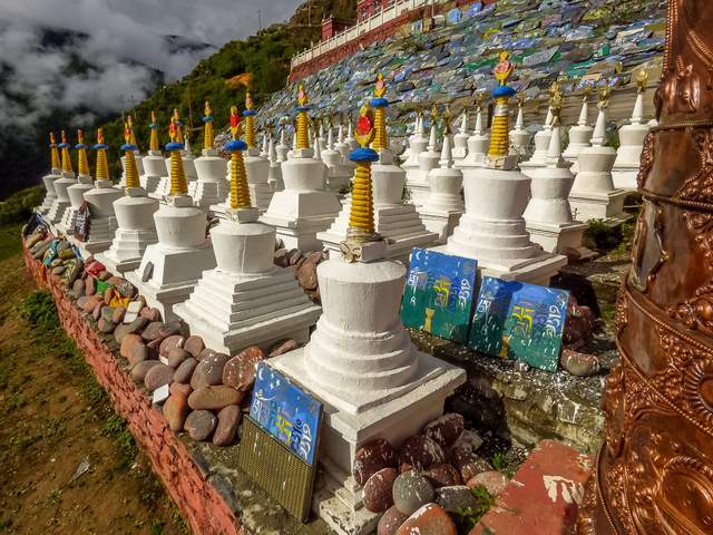 世界上最大的藏传佛教学院,坐落山岭之间,漫山遍野的红色而闻名_色达