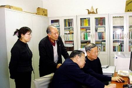 2008年9月,北京市民委副主任金毓嶂(右2)調查瞭解古籍工作開展情況.