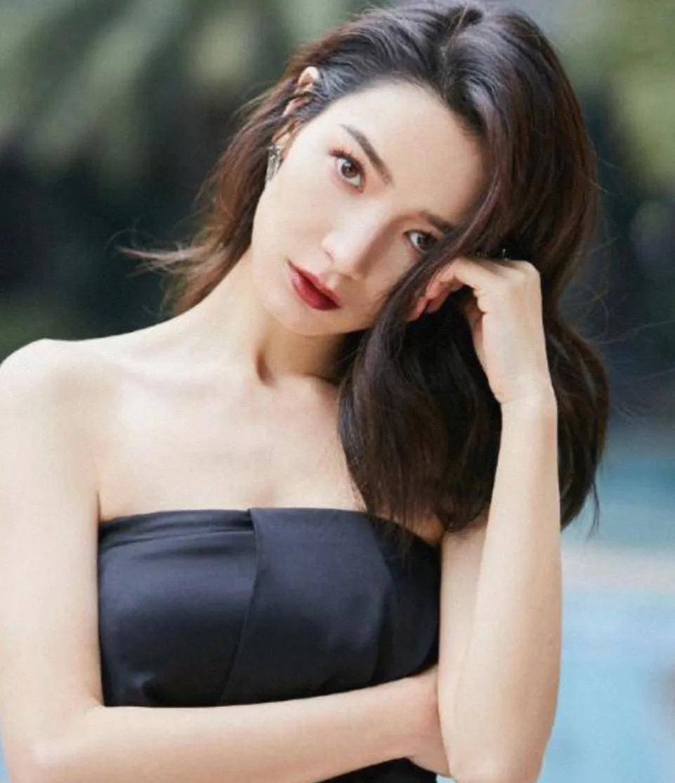 颜值走红的新疆美女李巧 五官真美有颜值有内涵