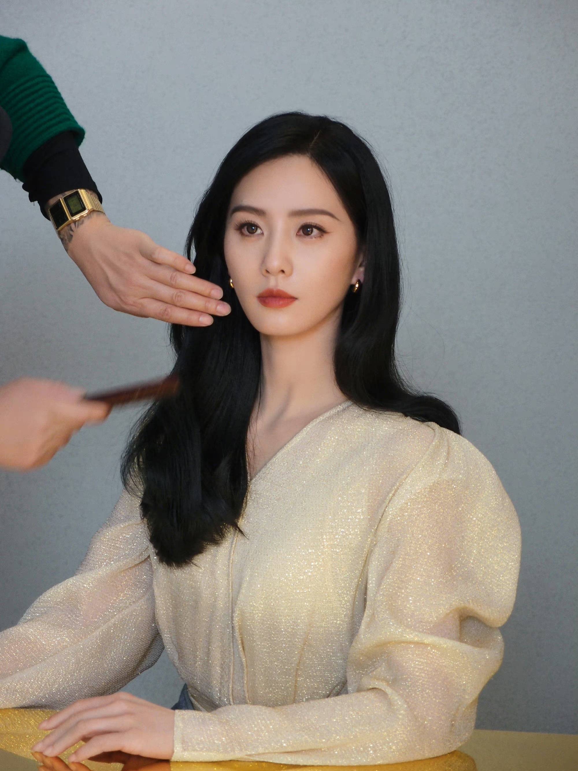 黑发温婉大气,刘诗诗最新拍摄花絮展现女性魅力与自信!