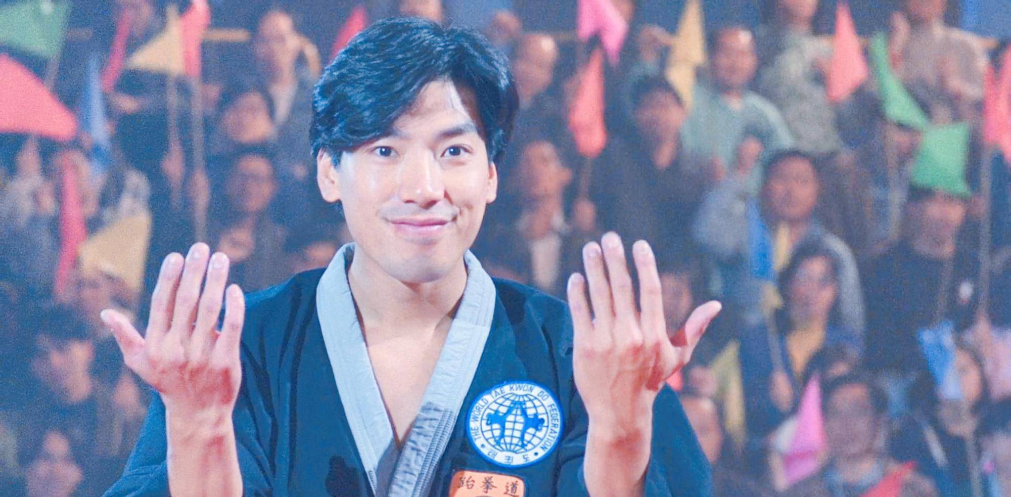 57岁"东星乌鸦"已满头白发,ktv搂美女纵情高歌_张耀扬_电影_du