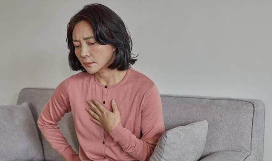 更年期的女性由于卵巢功能下降,雌性激素分泌减少,这种身体变化会对