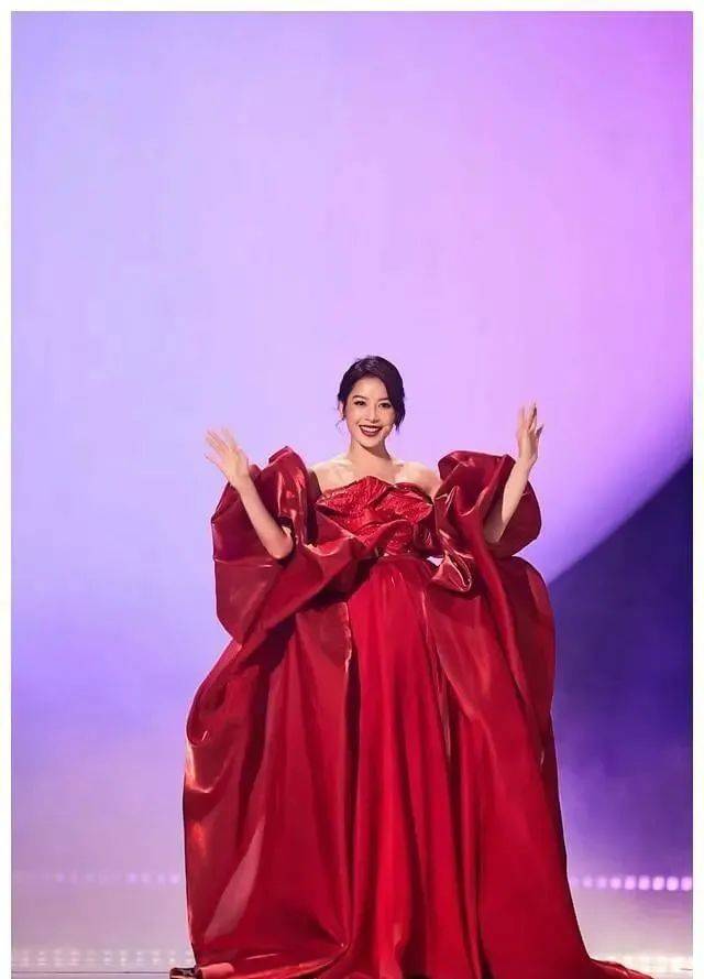 浪姐芝芙被称越南第一美女，30秒脱4件衣服爱秀身材，还疑似偷中国文化