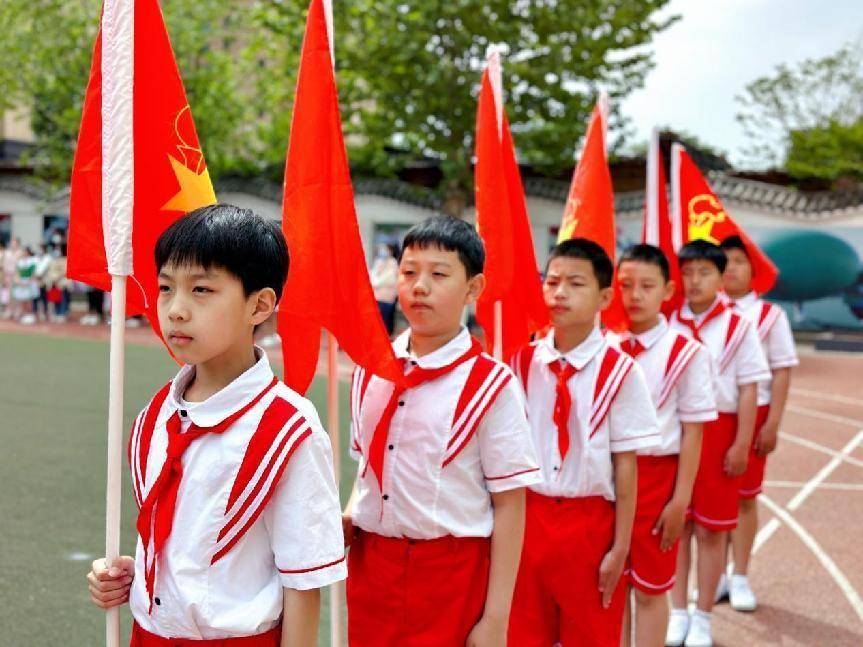 保定市实验小学举行一年级新队员入队仪式_红领巾_成长_火炬