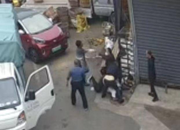 父子遭群殴还手被拘，“互殴”认定再次让人迷惑-父子俩打架