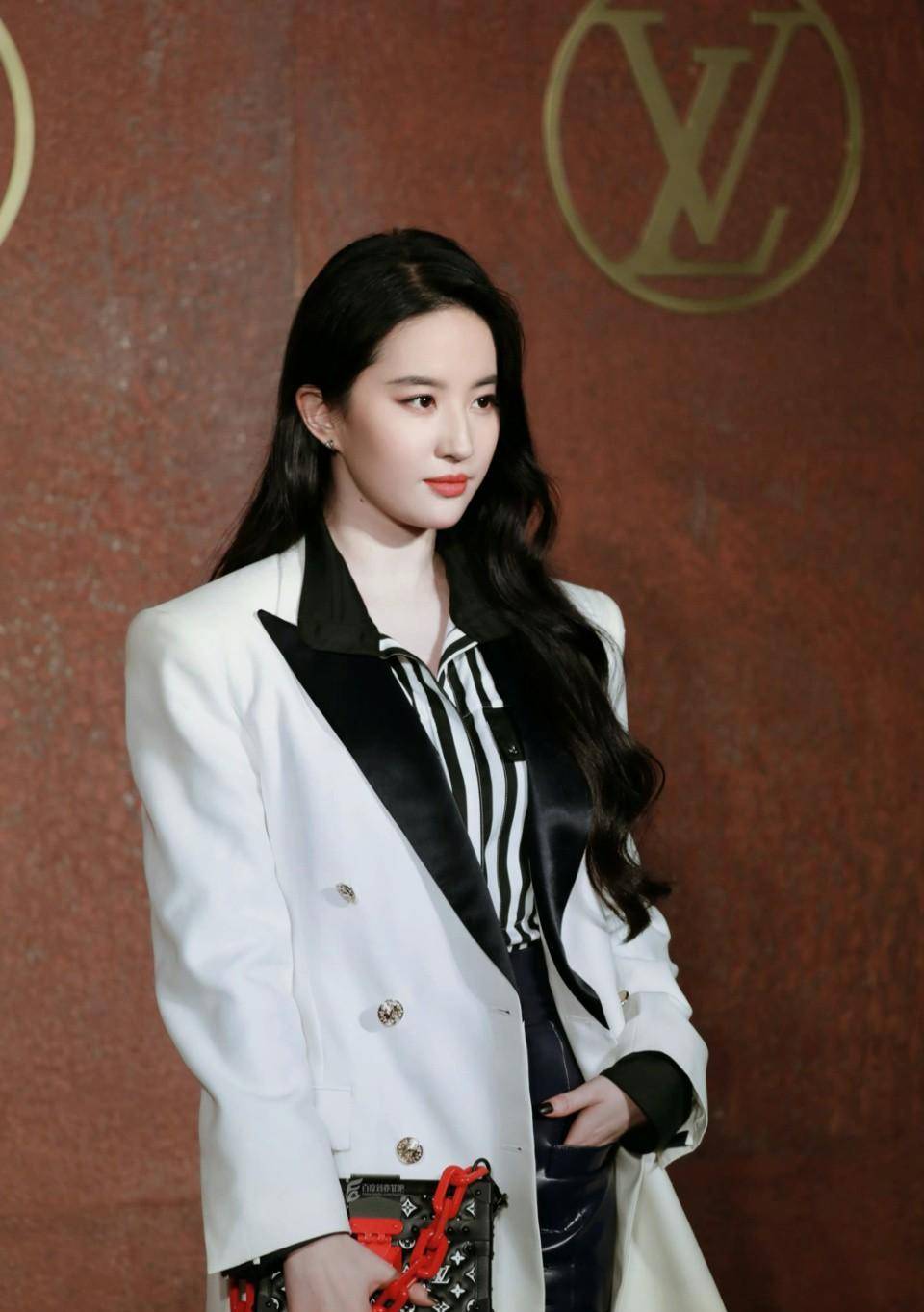 刘亦菲被打上热搜,网友:小时候做了什么事都改变不了_校园_行为_事件