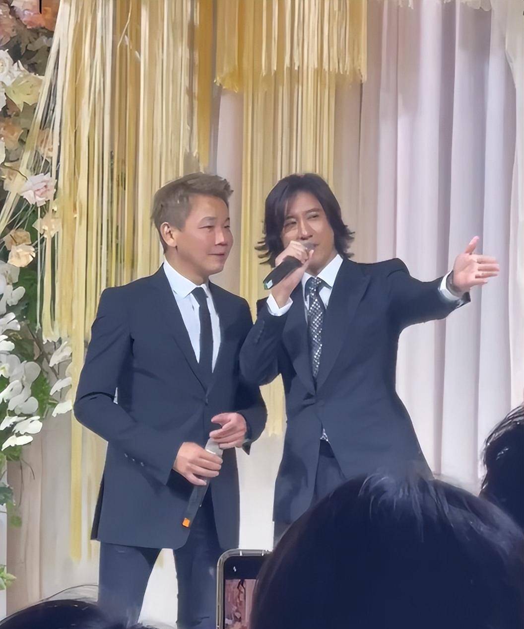 哥哥露面参加好友婚礼,留长发脸黑显憔悴,与女子合影大变样_陶喆_弟弟