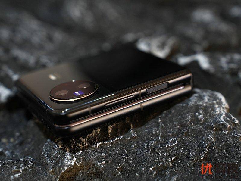 机身细节vivo x flip顶部仅有一个麦克风开孔,而底部则分别为双nano卡