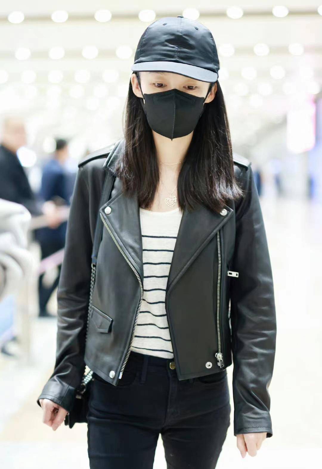 李沁穿机车皮衣配小黑裤又a又飒,身材太好了_时尚_上身_黑色