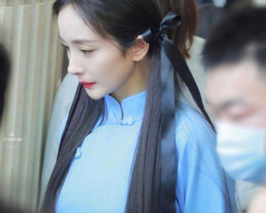 34岁杨幂穿民国学生装,超长双马尾太减龄,宽松上衣难掩好身材_少女