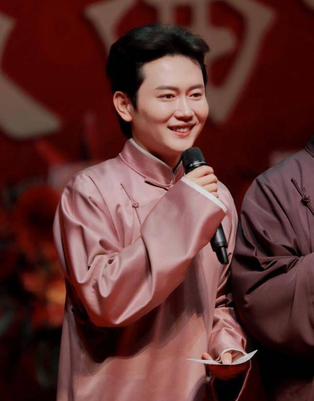 德云社孟鹤堂眼含热泪,介绍鼓曲社演奏阵容,赢得了观众一片叫好