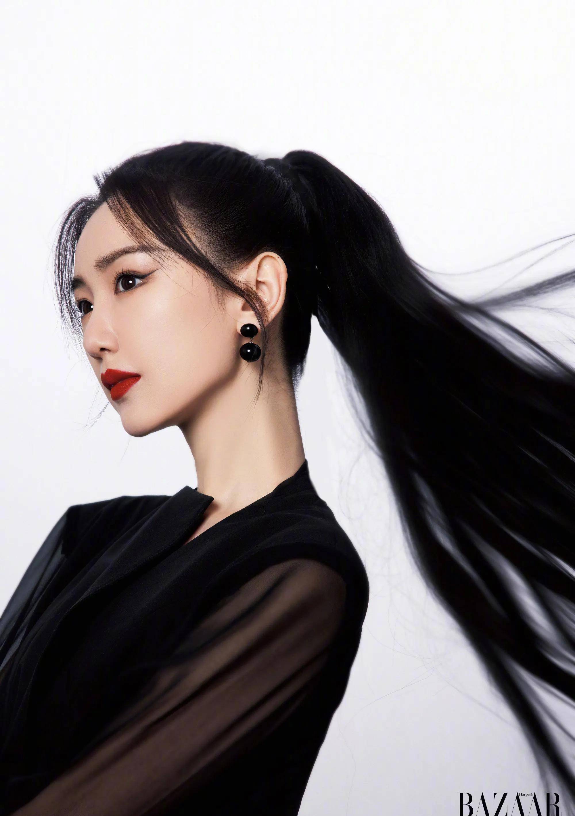 毛晓彤芭莎国韵大片 穿抹胸深v性感酷飒 手持长剑侠女范十足_云襄