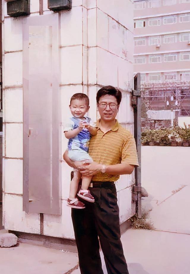 这时,白岩松的家乡呼伦贝尔因城市扩建,老家的房子全部被拆掉了,再也