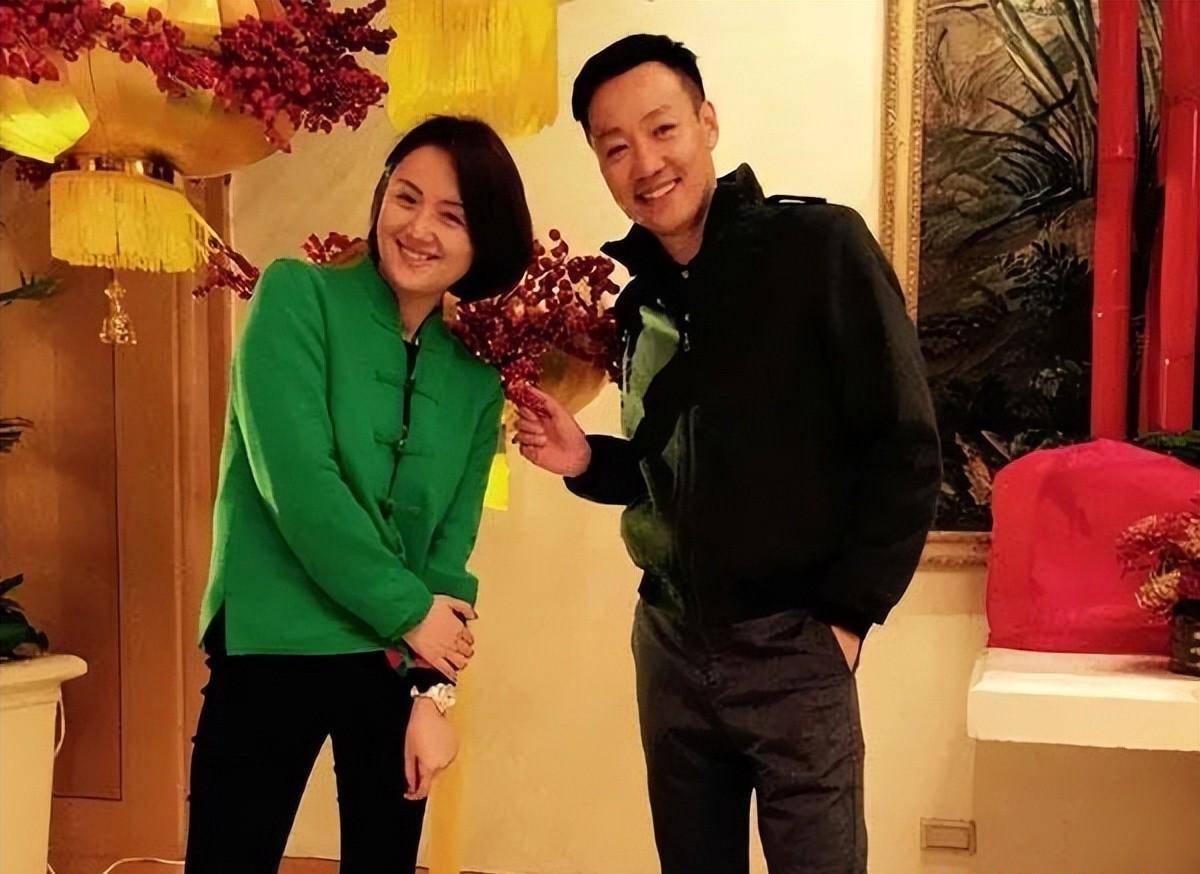 每次当朋友们这么调侃他的时候,辛柏青总会幸福的回一句"怕老婆那是爱