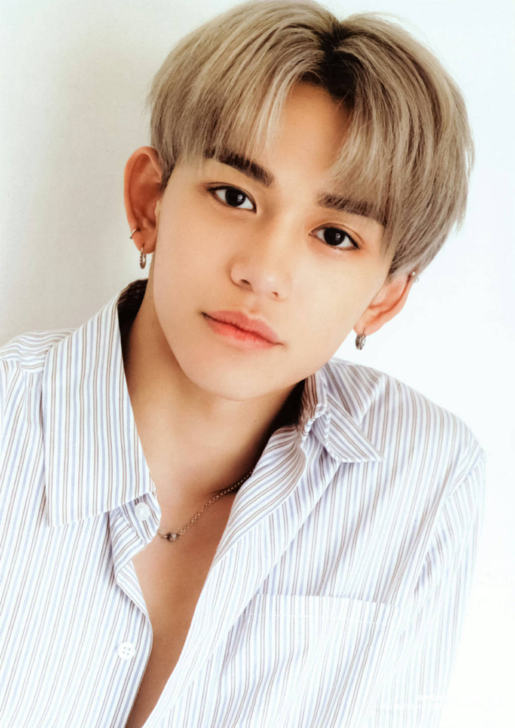 随着更多的证据曝光,黄旭熙lucas取消活动日程并进行自我反省,最后