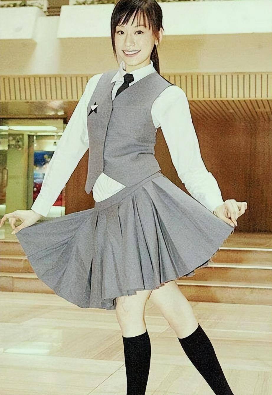 再次把观众拉回到那个身着迷你校服裙的少女王心凌年代,也不会发现"