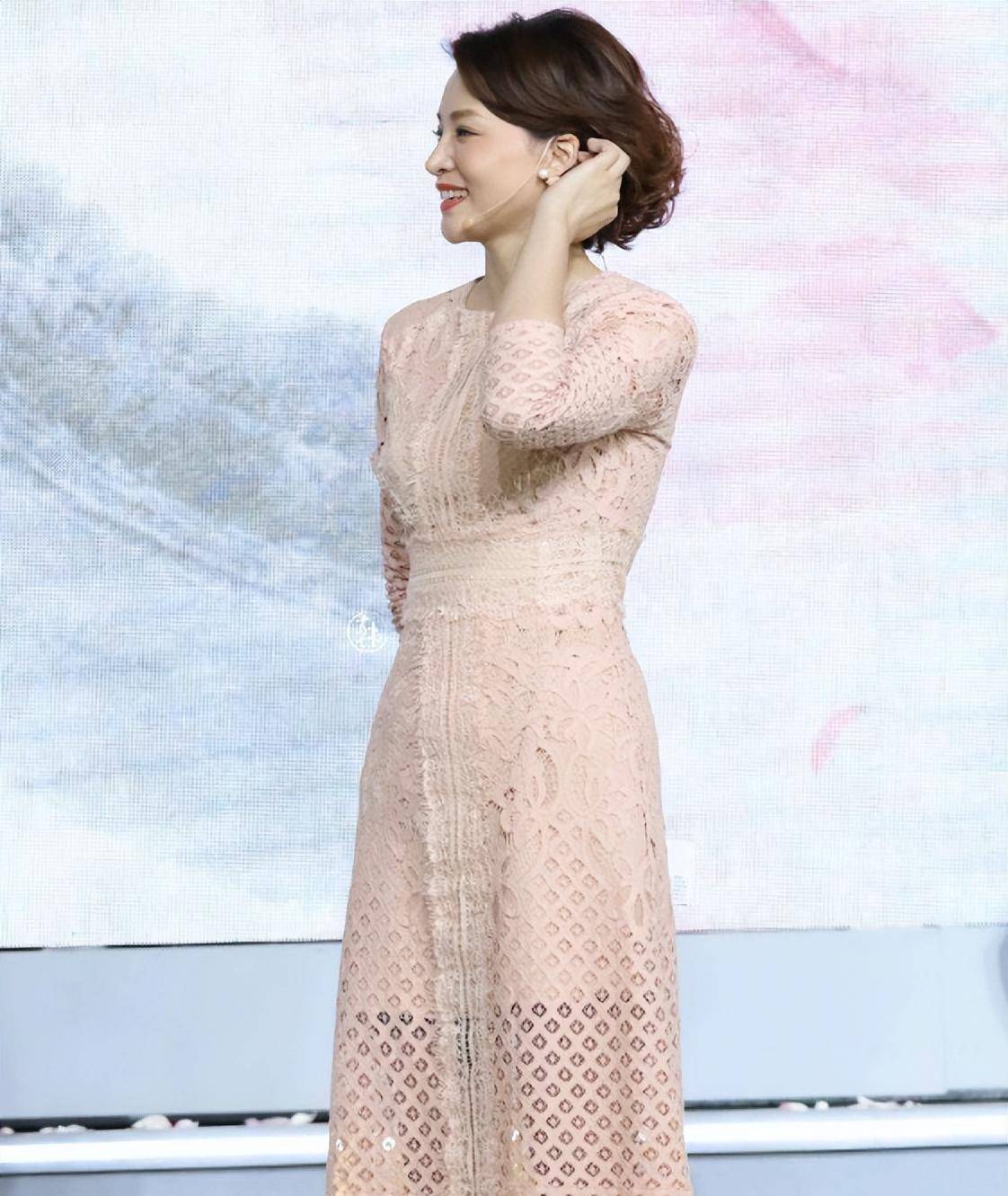 袁泉董卿中年风采:长裙短裤,优雅知性尽显魅力!_女性_时尚