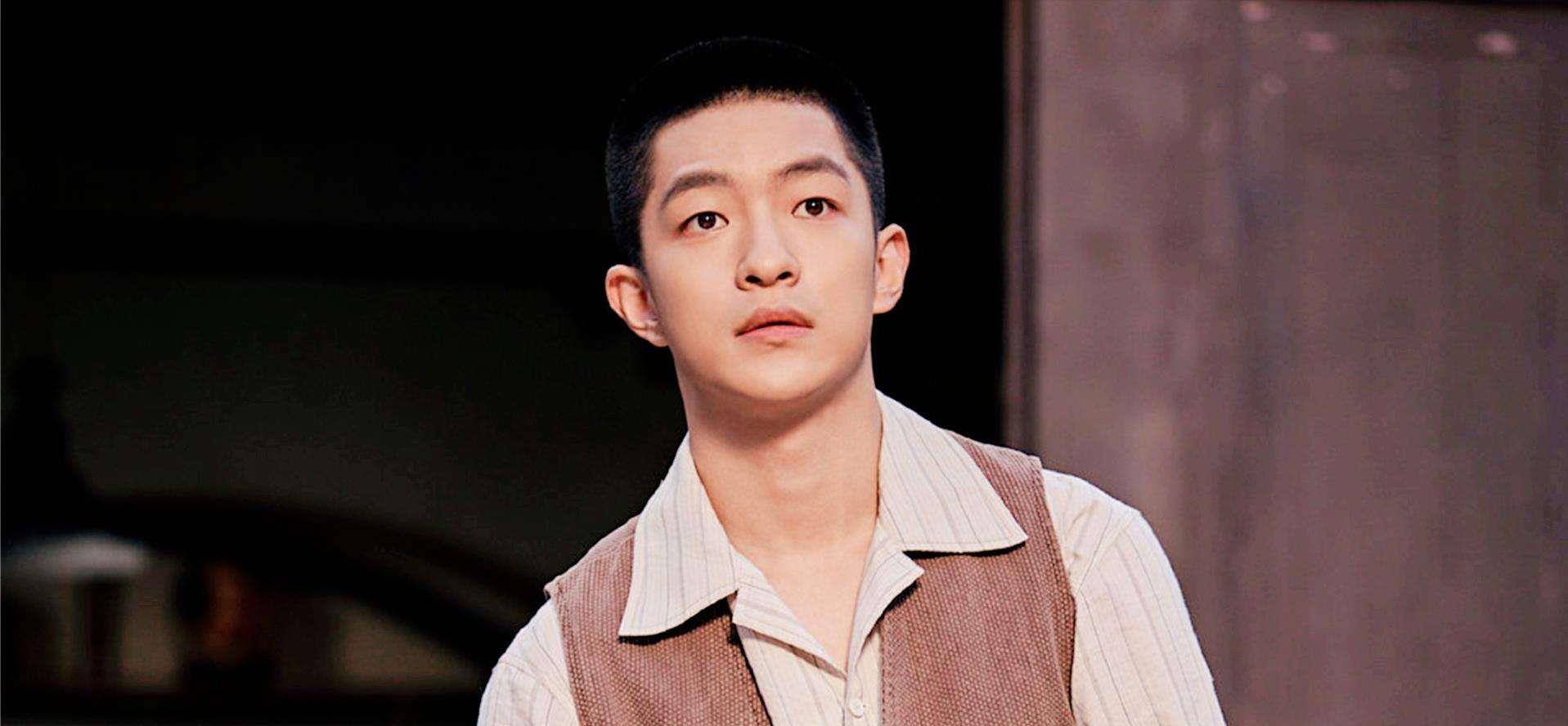 屈楚萧虽然人很渣,但是异性缘很好,最近他主动和女朋友分手,他现在很