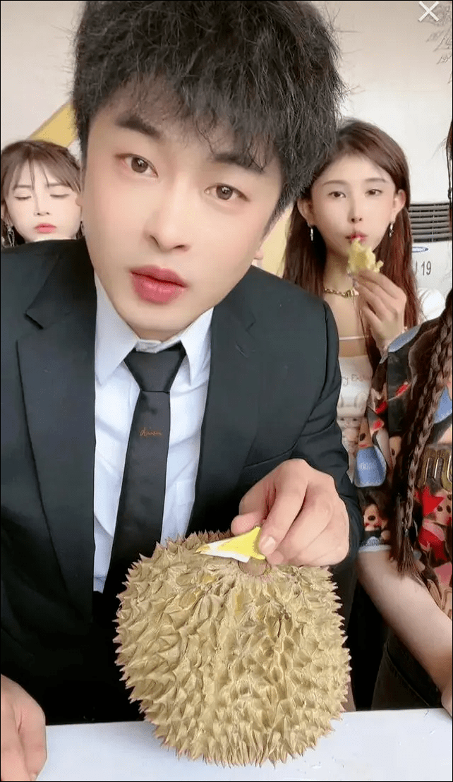 辛巴泰国带货8亿,头部主播卷向海外_榴莲_直播_价格