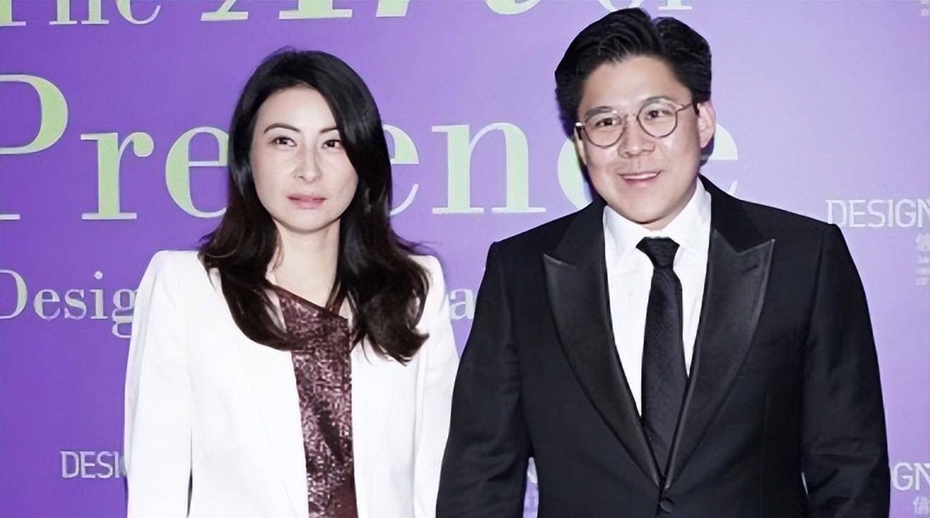 郭晶晶亲自接男子下班,霍启刚公文包磨破都不换,不带保镖走回家_网友