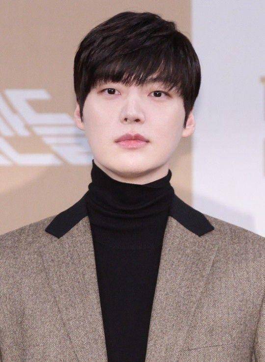 安宰贤晒新照胖到认不出,离婚后疑又遇事业危机,疑似药物所致?