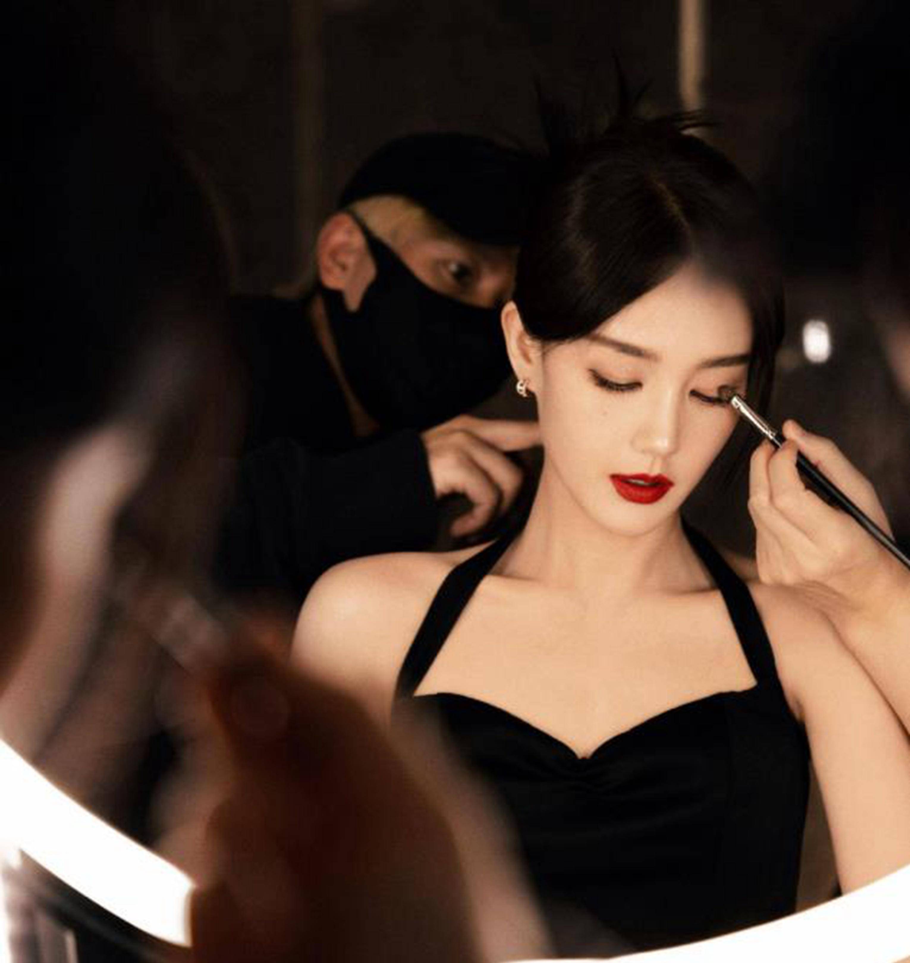 李一桐出席盛典,一袭黑色吊带裙,火红唇色,演绎曼妙妖娆的身材_气质