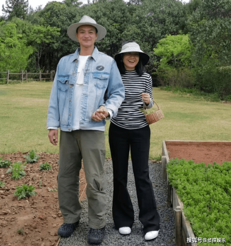 朱丹周一围带娃出游,夫妻十指紧扣撒糖,小小丹双手抱弟弟好有爱_旅程_一家_女儿