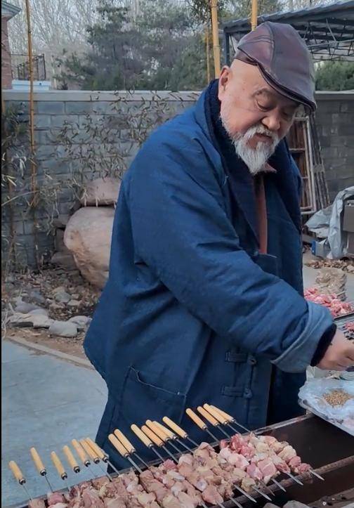 知名老戏骨隐退摆摊,50一串卖烧烤,价高料足引不适议_李琦_生活