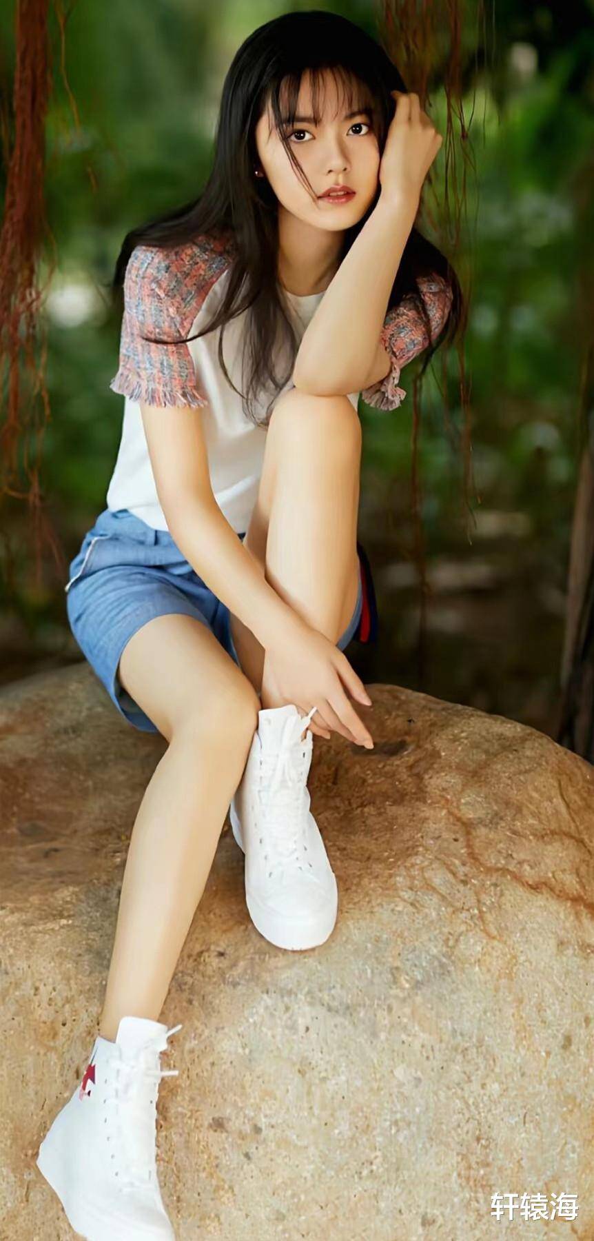 看了赵今麦的穿搭才明白:短裤才是女生夏季显瘦显高的时尚单品!