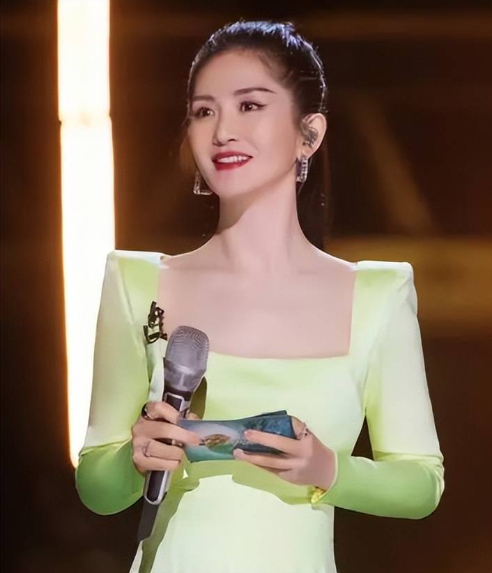 ella陈嘉桦在乘风破浪当主持表现好,谢娜在台下不甘寂寞不断抢风头