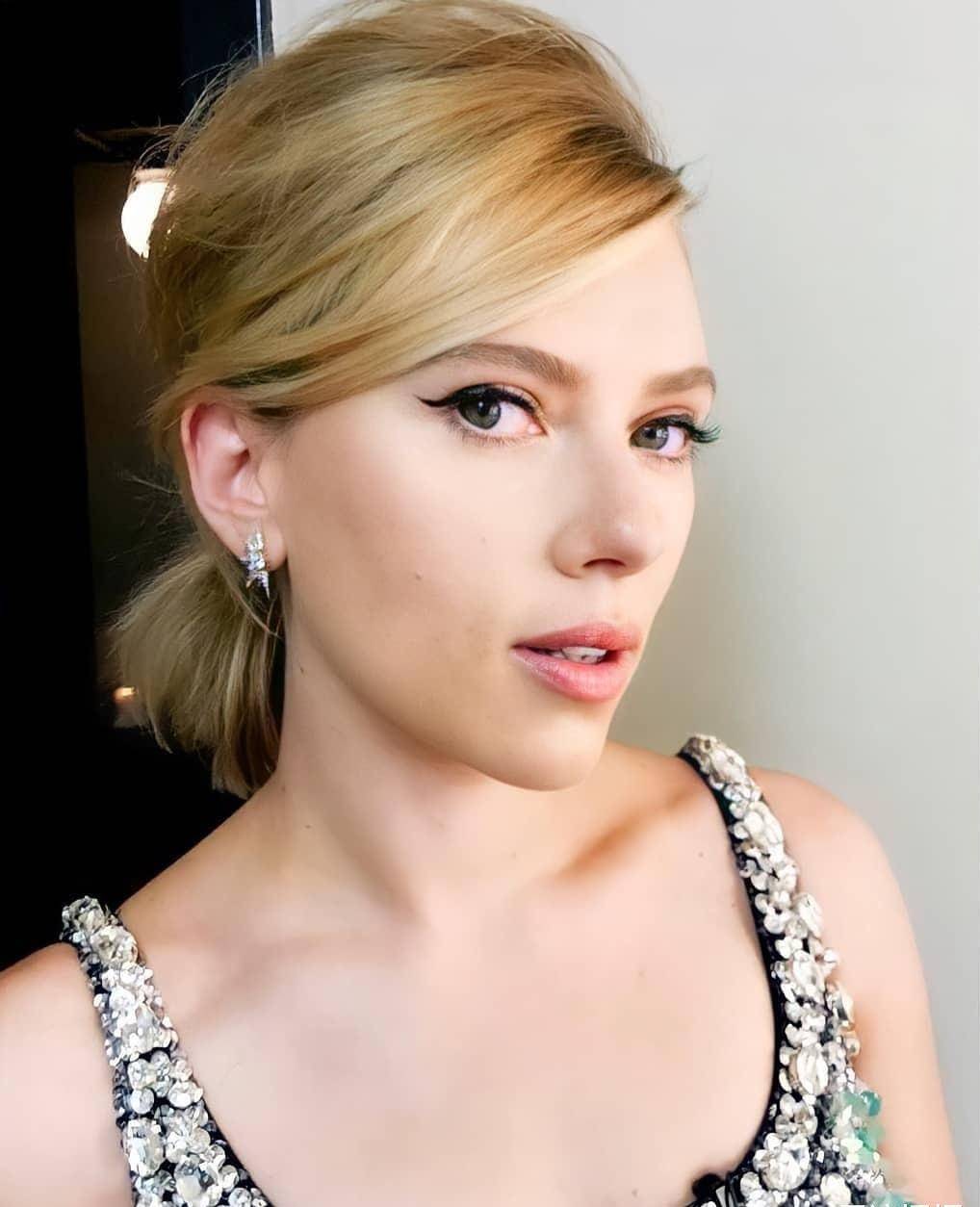 年轻的斯嘉丽·约翰逊好绝,又纯又欲人间精灵,眼睛里有满天星辰