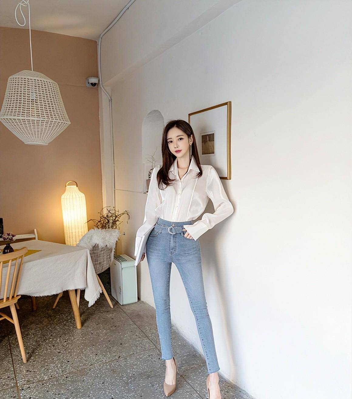 修身浅蓝色牛仔裤美女,曼妙身材尽显迷人曲线,女神范十足_时尚_紧身